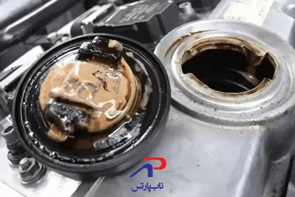 رنگ آب و روغن قاطی شده در موتور که نشان از واشر ترسوندن یا سوختن آن است.